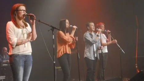 Förbandet till Ailucrash var elever från högstadiet. Sångarna från vänster Felicia Möller Strinholm, Ebba Linder, Pontus Nilsson och Gustav Lundgren. Med i bandet var också Max Bäcklund, Tomas Lundberg, Patrik Persson, Hugo Lundgren och läraren Ulrik Bylander.
