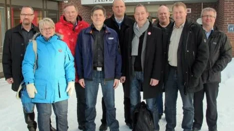 Kommunledningen representerad av från vänster Pär Jonsson, Helena Öhlund och Bill Nilsson, samt Älvsbyhus och Polarbröds representanter Benjamin Blomquist respektive Jens Hardegård, träffade i tisdags S-riksdagsmännen Lars Mejern Larsson och Leif Pettersson för att diskutera järnvägstrafiken. I bakgrunden Stefan Wikén, valkretsombudsman. Längst till höger Anders Lidström, BDX.
