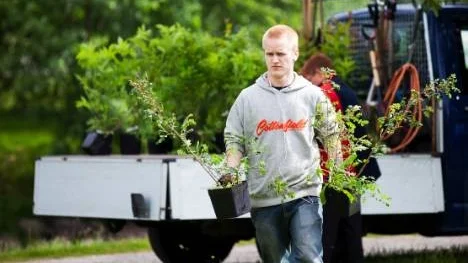 Joel Christianzen hjälper till med att arbetet att färdigställa parken, och när parken är klar kommer personal från parkenheten att ha hand om skötseln.