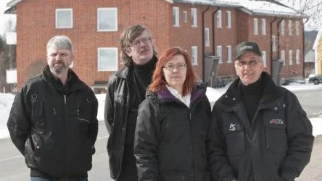 A-hems hyreshus på Storgatan 60 i Glommersträsk ägs numera av Glommers Miljöenergi AB, GME. Från vänster Jonny Renberg, A-hem, Lennart Wigenstam, GME, Ann-Louise Samuelsson, A-hem, och Bo Lundmark, GME.