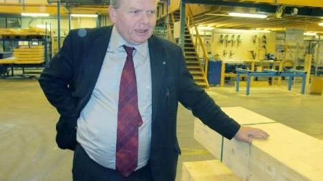 Eskil Erlandsson, centerpartistisk landsbygdsminister, förespråkar kalhyggen och försvarade det vid ett besök på Lindbäcks bygg i Piteå. "Vi har mer och mer skog för varje år som går", säger han.