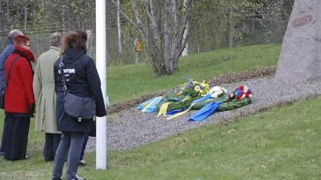 Representanter för bland annat de politiska partierna i Arvidsjaurs kommun lade under ceremonin ned kransar ned för att hedra de som stupat i tjänsten.