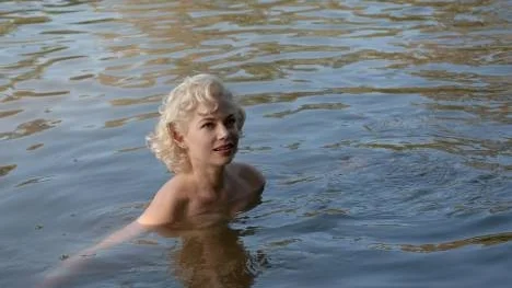 I "My week with Marilyn" spelar Michelle Williams Marilyn Monroe porträttlikt och briljant.
