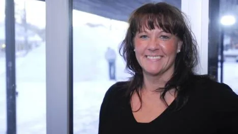 Maria Andersson fick sin diagnos adhd i vuxen ålder. Nu åker hon runt och föreläser om sitt liv och sina erfarenheter för att belysa problemet och hjälpa andra tjejer i samma situation.