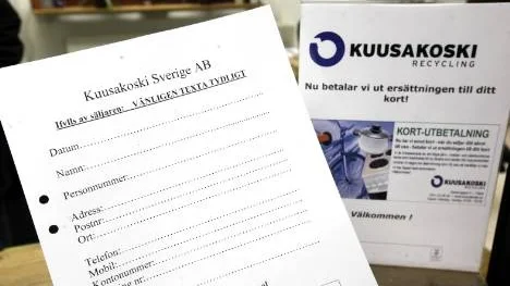 Den som lämnar in gods till Kuusakoski får fylla i ett formulär och identifiera sig med legitimation.