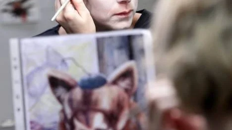 "Allt måste göras i rätt ordning så jag har ett sminkschema med alla moment uppskrivna på ena sidan och en bild av mig med en tidigare sminkning på andra sidan. Det är till stor hjälp", säger Linda Wincent som debuterar som katten Findus i morgon.
