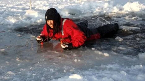 Men detgår ju bra om man har isdubbar. Emelie Ullberg tar sig upp med den utrustning som är ett måste för de snöskoterförare som kör på is.