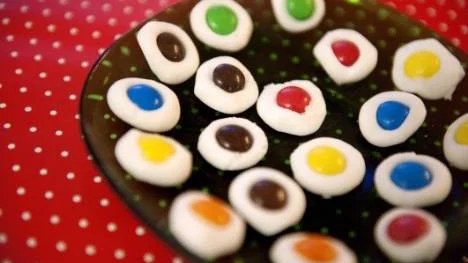 Med nonstop-godis blir mintkyssarna färgglada godsaker att ha till jul.