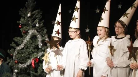 Naturligvis bjuder en tomtesaga på den klassiska luciasången: "Staffan var en stalledräng".