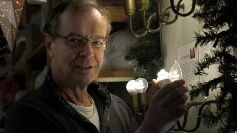- Det uppges motsvara 15 watt, men en 3-watts lågenergilampa lyser som 25-40 watt och det blir ju alldeles för starkt till exempel i en fönsterlampa, säger Bosse Bergman.