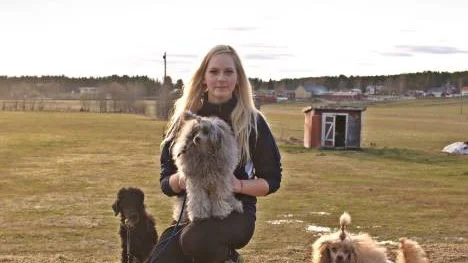 Sanna Berglund tillsammans med sina hundar Elvis, Yra och Freja.