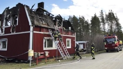 Natten mot onsdagen eldhärjades villan och vid lunchtid på lördagen blossade branden upp igen.