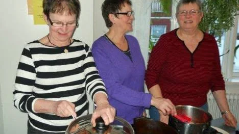 Kvinnorna som fixat fotoutställningen skötte också om att servera maten. Från vänster Maria Olsson, Lil Johansson och Margareta Wikström.
