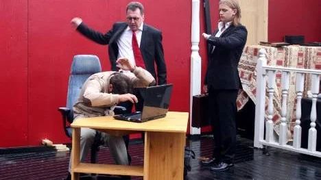 Bankdirektören (Stefan Alenius) ger bankkontorets chef (Per-Erik Sortti) en åthutning, mannen från huvudkontoret (Nils Lidman) har just lämnat besked om att kontoret ska stängas.