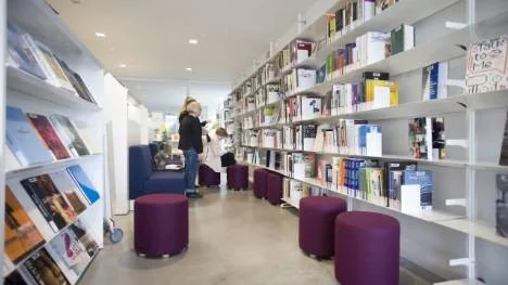 Intill serveringen på suterrängplanet ligger det nya konstbiblioteket.