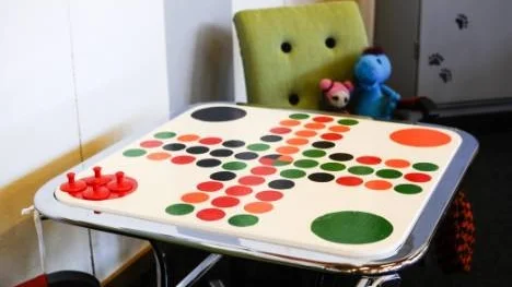 Glasskivan är ersatt med ett Fia med knuff brädspel. "Mina barn gillar Fia med knuff och man kan vända på den om man inte vill ha en spelplan", säger skaparen Lena Berg Okoro från Piteå.