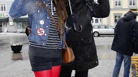 Tillsammans under ett paraply. Kompisarna Maria Nystedt och Margret Eman tyckte det var viktigt att vara med på manifestationen mot rasism.