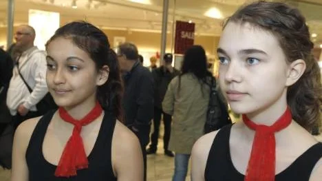 Nadja Hellgren, 13, och Moa Rönnbäck, 12, tränar dans två gånger i veckan. På lördagen skulle de visa den flamencoliknande dansen sevillana.