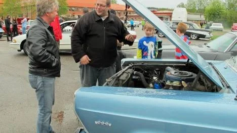 Stefan Edin (till vänster) tog sig en titt på V8-motorn i Anders Knuts fina Ford Fairlane av 1967 års modell.