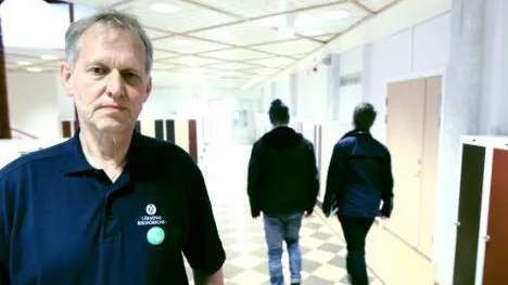 Gunnar Andersson, fackligt ombud för Lärarnas riksförbund, är kritisk till hur Strömbackaskolan löser sin övertalighet och kallar förfarandet "ansvarslös personalpolitik".