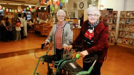 Greta Bergman, 93 år, och Ingrid Westerlund, 86 år, bor på seniorboendet Fluxen. De tycker att det skulle vara tråkigt om biblioteket flyttade till Forum, men förstår behovet av bostäder för äldre. "Det är så många som behöver lägenheter så man får kanske böja sig för det", säger Greta Bergman.