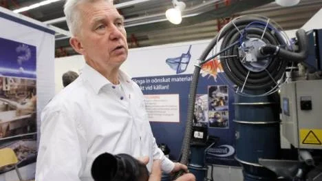 Dustcontrol AB tillverkar och specialanpassar stoftavskiljare med mycket hög filtreringsnivå. Lars af Klintberg demonstrerar en av företagets produkter, som kan liknas vid en centraldammsugare för industriell användning.