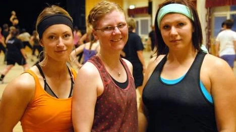 Sofia Finnsson, Emma Palopää och Lina Hellman har förmodligen hittat en ny motionsform som passar de dansanta Arjeplogsborna.