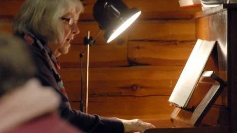 Karin Lundmark satte sig vid pianot när det var dags för psalmsång.