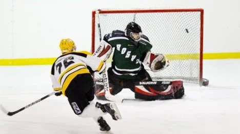 Rosviks målvakt, Peter Eklöf, får kapitulera på Sebastian Sjögrens skott som betyder 8-1 till Vännäs. Rosvik förlorade med 1-9, men besegrade i lördags Lycksele med 6-5.