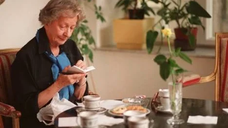 Wislawa Szymborska tog emot Nobelpriset i litteratur 1996. Hon var en motvillig Nobelpristagare, men accepterade priset eftersom hon såg sig som en representant för den polska litteraturen.