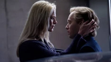 Synnöve Macody Lund och Aksel Hennie som det äkta men inte helt ärliga paret.
