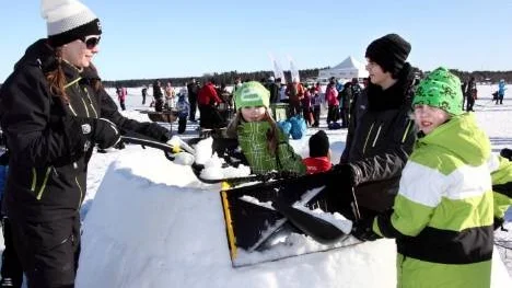 Alltid redo för iglobyggande. Hortlax Scoutkår visade prov på god byggnadskonst med, från vänster, Ulrika Grönlund, Anna Grönlund, Oskar Isaksson och Hugo Wiklund som formgivare.