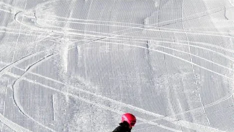 Full fart i backen. Disa Karlsson, 6 år, vänder sig om för att se hur det går när syrran Ella Karlsson, 8 år, lär sig åka snowboard. Till sin hjälp har Ella med sig mamma som får assistera i backen när det behövs.