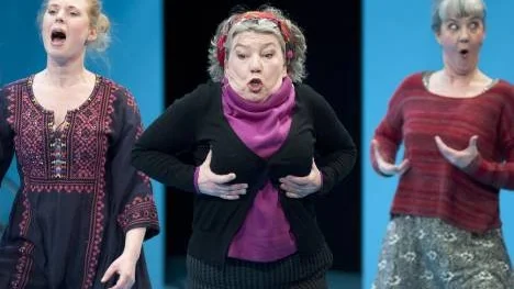 Therése Lindberg, Catherine Parment och Mia Nilsson som råmande kor med stinna juver.