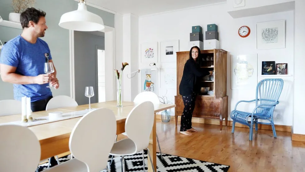 Atmosfär. Det stora ljusa köket har tidigare varit butikslokal. Takhöjden ger rummet en härlig stämning.