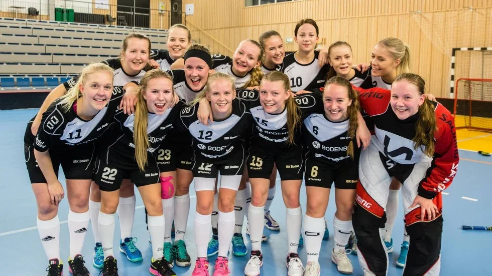 Vinnare. 
Bakre raden, fr v: Isabelle Stattin, Lina Bylund, Rebecca Lundbäck, Vanessa Falk, Emilia Nyren, Elin Harnesk-Juntti, Elina Sundqvist, Linn Strömbäck.
Främre raden: Terese Kolm, Julia Skott, Emilia Marjeta, Linnéa Nilsson, Hanna Laestadius, Sara Larsson. Ej på bild: Mimmi Johansson.