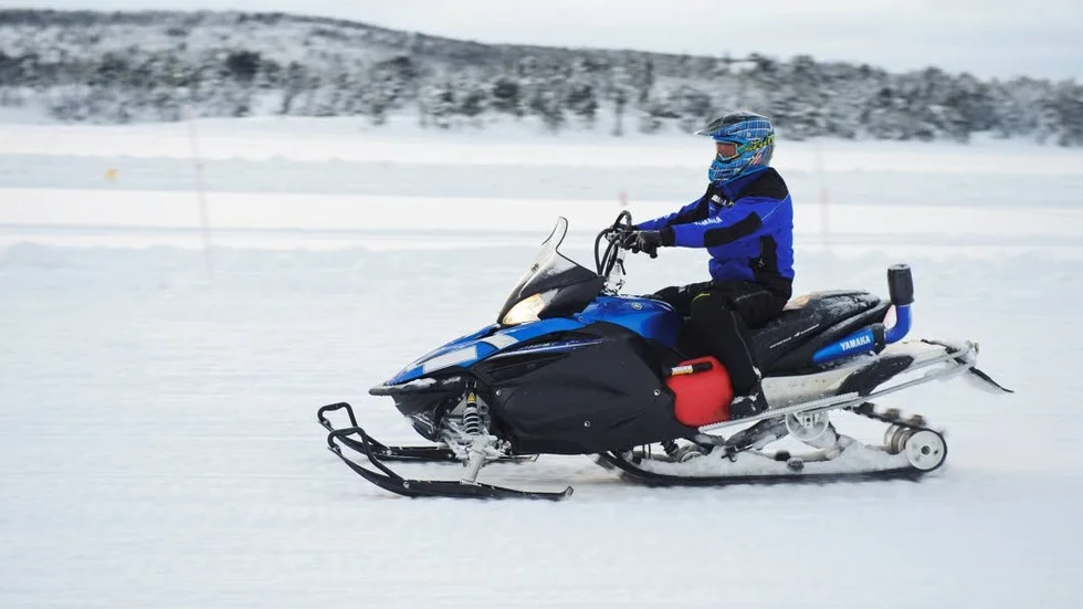 Undantag. Inom vissa områden i Kiruna kan det på försök bli tillåtet att ta skotern hemifrån gården och köra till närmaste skoterled. Detta gäller dock inte hela centrala Kiruna utan främst bostadsområden som Luossavaara, Lombolo och Tuolluvaara.