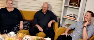 Svante bjuder sina gäster till bords