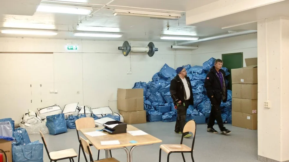 Första stoppet. I källaren på ankomstboendet skriver nyanlända upp sitt namn och anvisas sedan ett rum på boendet.