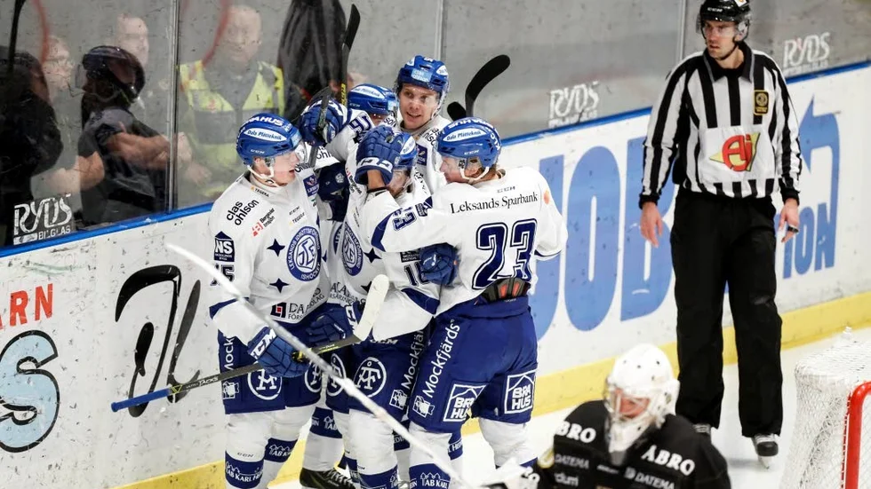I centrum. Mycket har kretsat kring Johan Porsberger sedan hans ankomst till Leksand. Här hyllas han efter ett mål mot AIK.