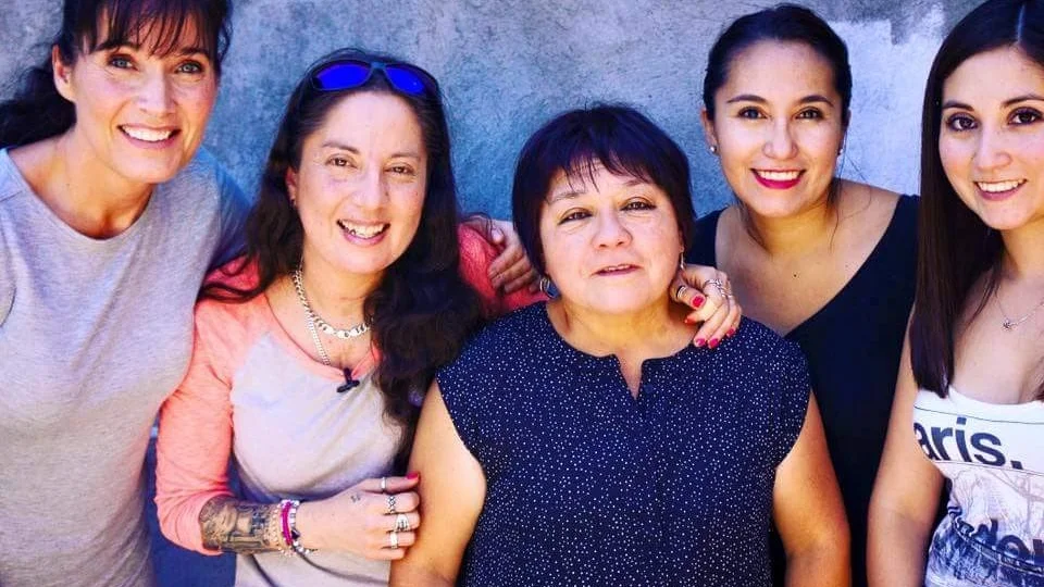Första mötet. Här har Isabella just träffat sin mamma Bernarda och de två systrarna Pilar och Jennifer. Till vänster Agneta Sjödin TV 4:s Spårlöst.
