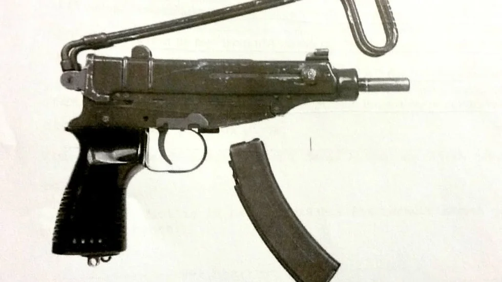 Gangsterbössa. En tjeckisk Scorpion hittades i den stuga mannen vistades i. Men han frias av domstolen.