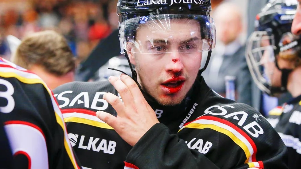 Centern. Victor Ekarv efter smällen från Almen Bibic.