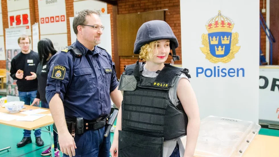 Framtidsjobb. Tilda Lindqvist, arbetssökande, fick hjälp av Kent Isaksson, områdespolis, med att prova utrustning.