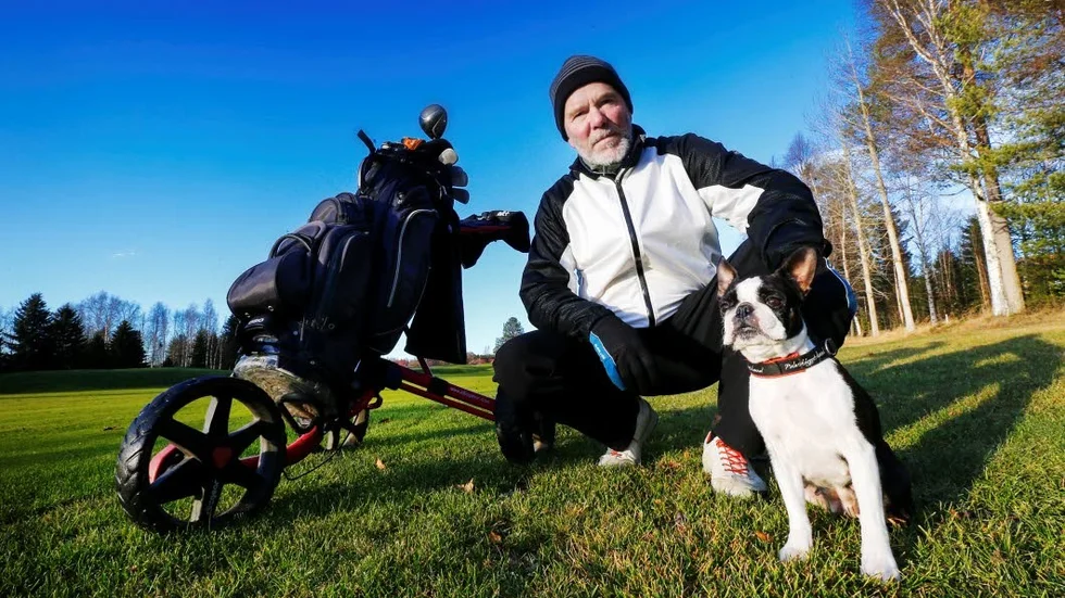 Njuter av vädret. Hans Karlgren och "klubbens maskot", den femåriga bostonterriern Bimba.