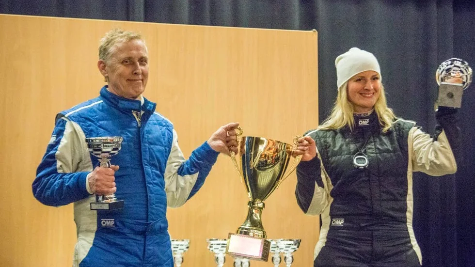 Segrarna. Kenneth Andersson och Inger Lundberg, Piteå MS, fick ta emot pokalen.