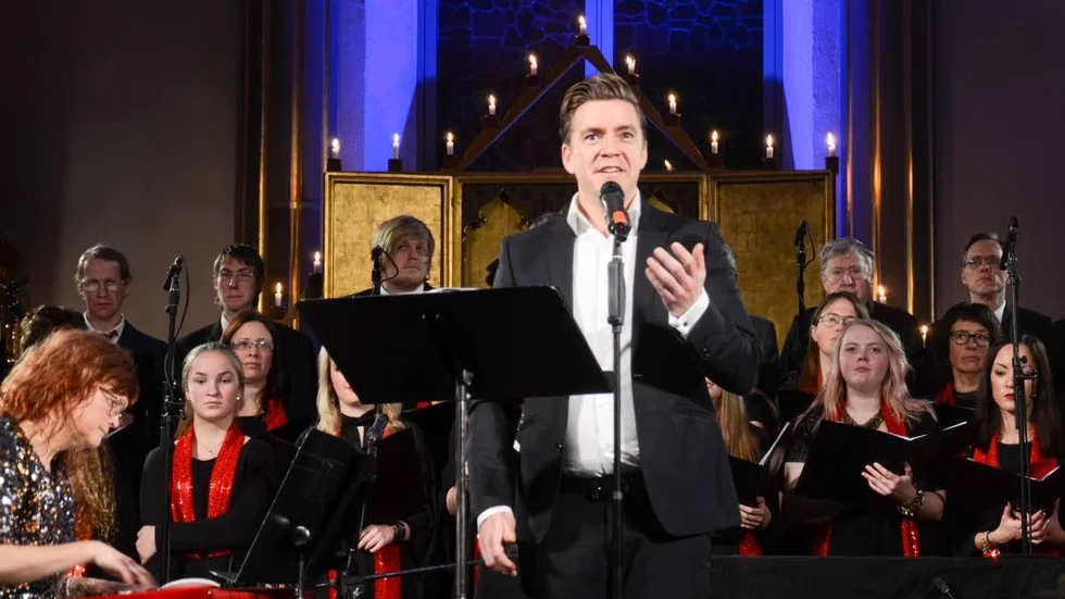 Fredrik Larssons vibrato fyllde Kalix kyrka. Han framförde bland annat "Betlehems stjärna" ackopanjerad av Kalix samlade körer.