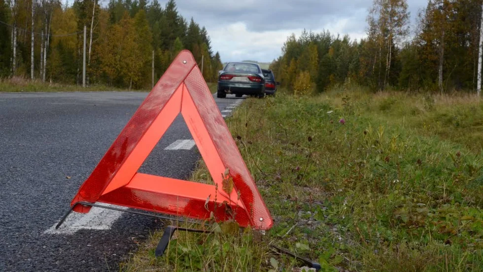 Platsen. På en ödslig landsväg har dramatiska händelser utspelats. Kuriren har pratat med ett vittne.