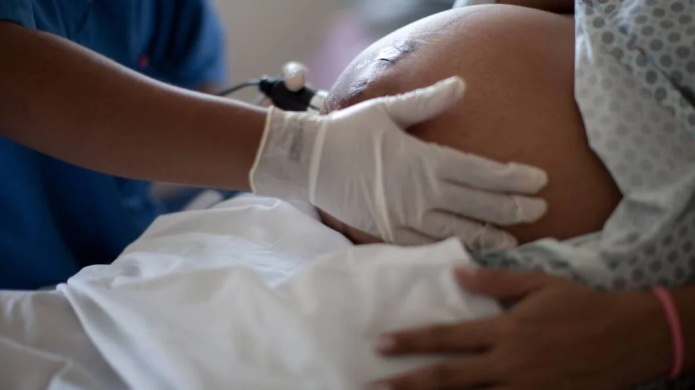 IVF-behandling. Nu har riksdagen sagt ja till att ensamstånde kvinnor får samma rätt till assisterad befruktning som par.