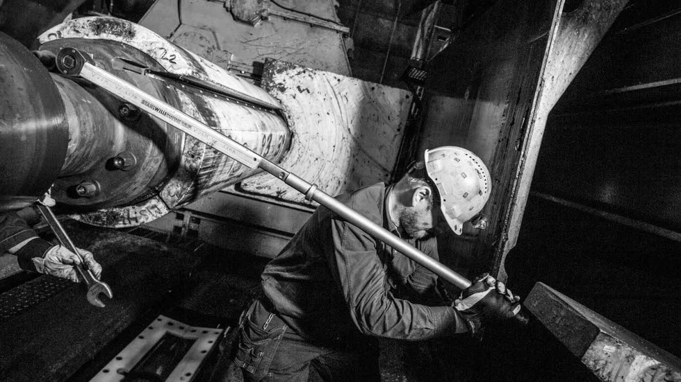 B-laget. Under drygt ett års tid följde fotografen Henrik Hansson B-laget på SSAB i Borlänge, ett av de fem skiftlagen på avdelningen Akut service.